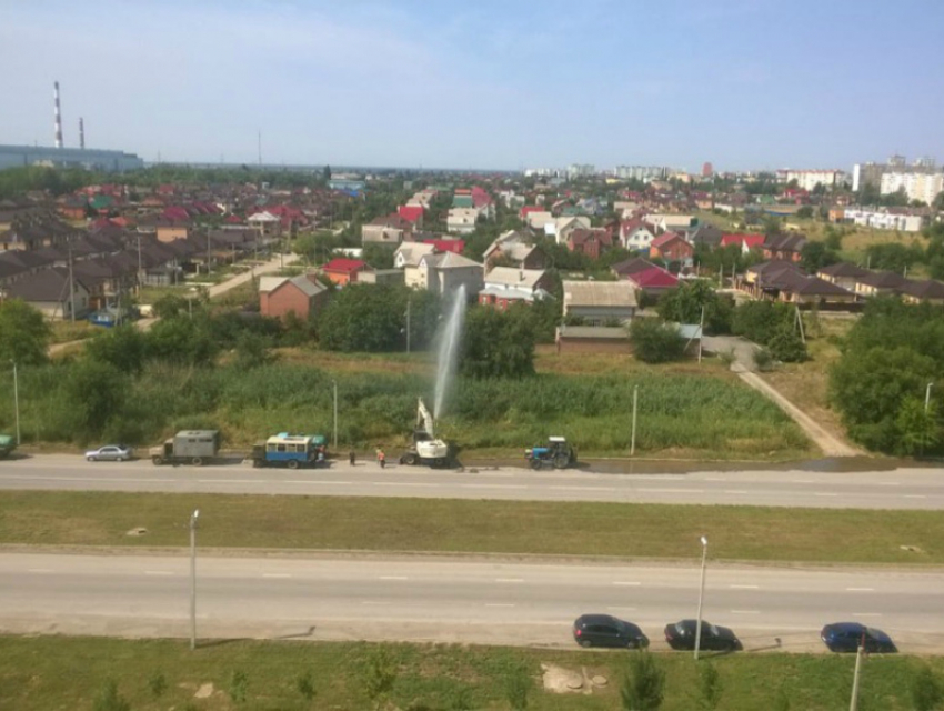 Коммунальный фонтан высотой в несколько метров забил в Волгодонске