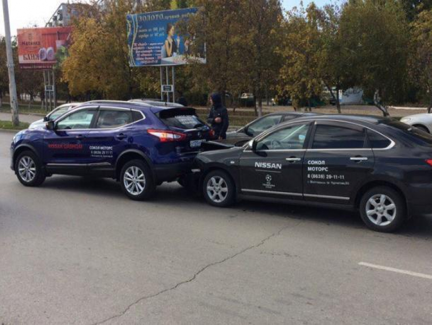 Во время тест-драйва по Волгодонску водитель разбил «Ниссан Альмера» и «помял» «Ниссан Кашкай»