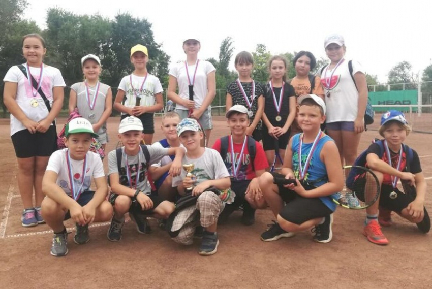 Теннисисты всех возрастов скрестили ракетки в Волгодонске