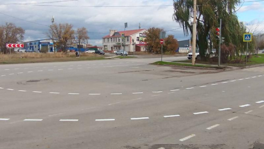 Езда по полосам: дорожники нанесли разметку на оживленных  автомобильных перекрестках Волгодонска