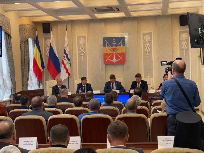 Руководящий состав тот же: депутаты избрали Ладанова спикером Думы, а Батлукова его заместителем 