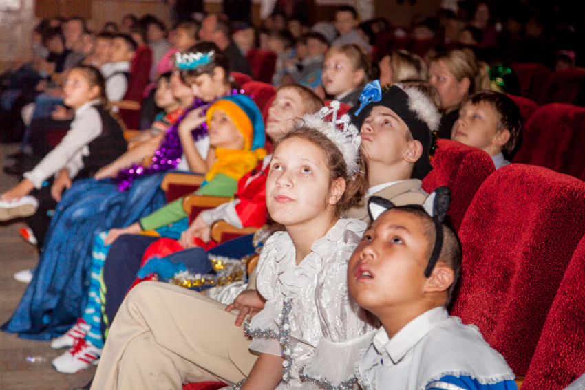 Фирсов пропустил ежегодную новогоднюю елку мэра  и поздравил волгодонских детей по видеообращению