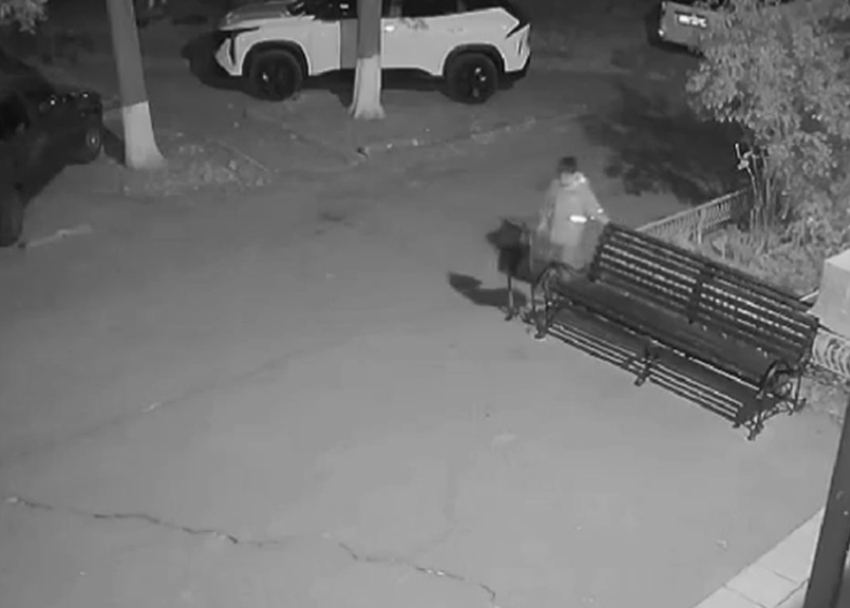 Группировка малолетних хулиганов разгромила мусорные урны на улице Горького
