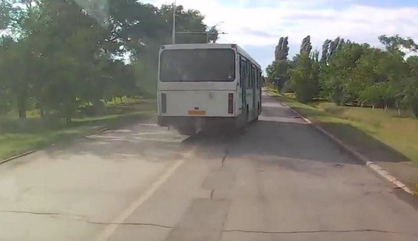В сети появилось видео — автобус №51 обгоняет другой автобус через сплошную 