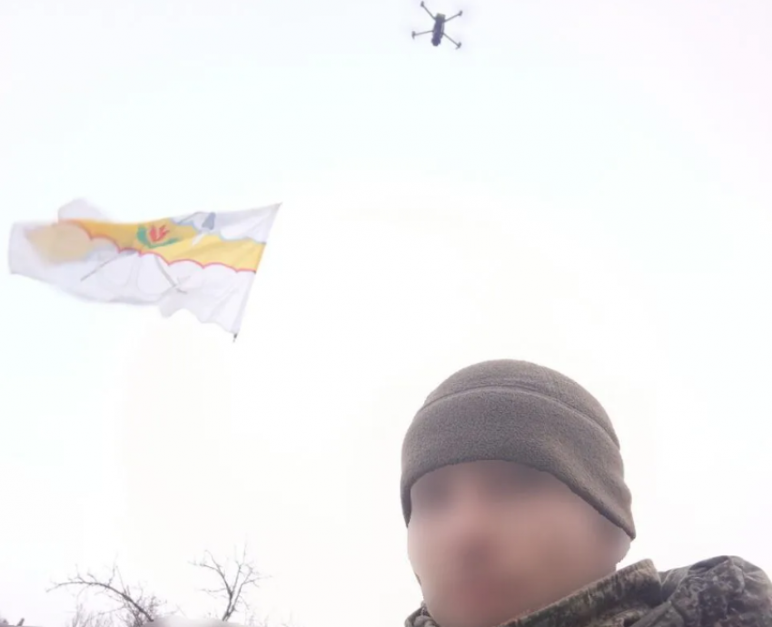 Флаг Волгодонска поднял воин высоко в небо над зоной СВО 