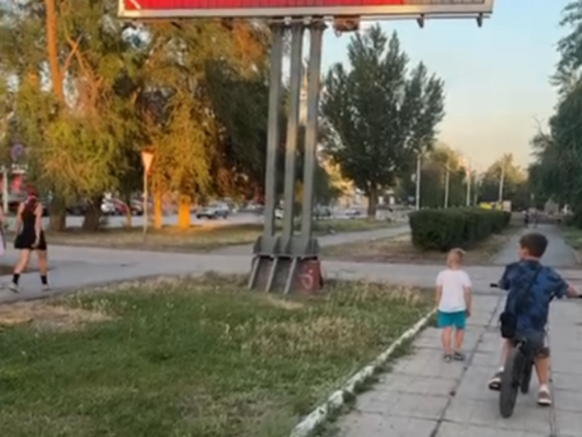 После публикации в «Блокноте» покрасили ржавый рекламный щит в центре Волгодонска 