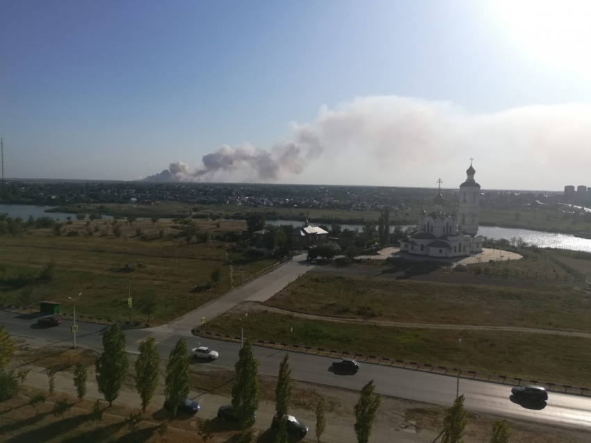 Десятки пожарных машин и спецтехники тушат горящую свалку в Волгодонске