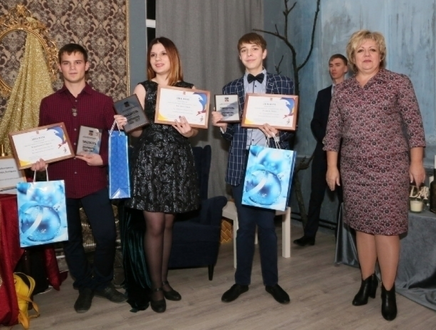 В Волгодонске в День волонтера наградили самых отзывчивых людей города