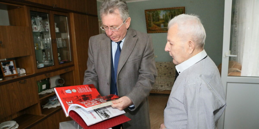 Глава администрации вручил ветерану документальное издание «Дон в годы Великой Отечественной войны»