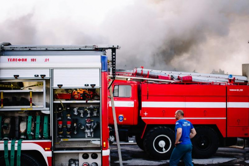 В Волгодонском районе произошел пожар на территории частного дома 