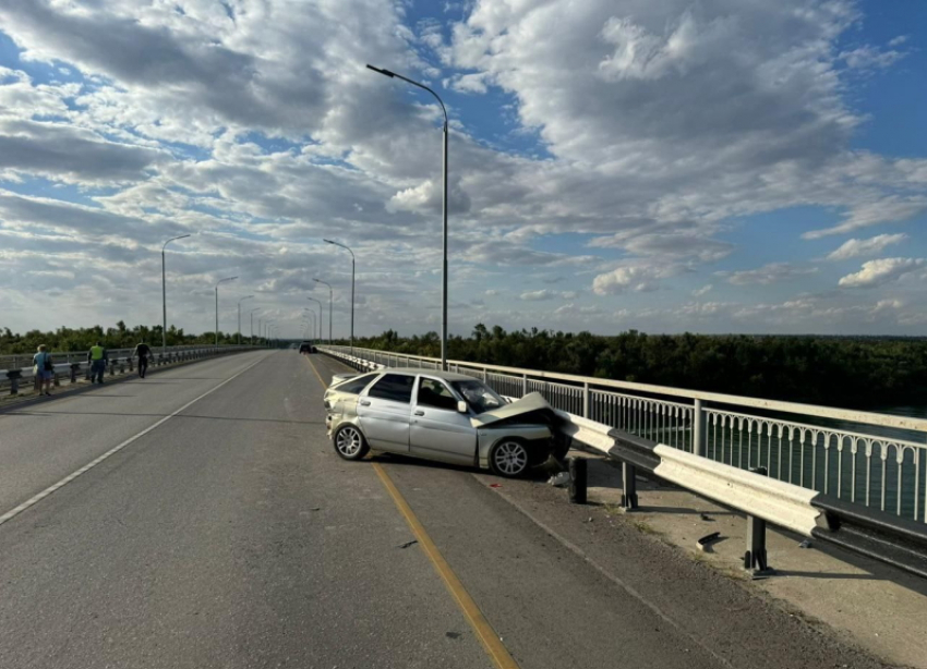 Влетел в отбойник: ДТП произошло на мосту через реку Дон в Волгодонске