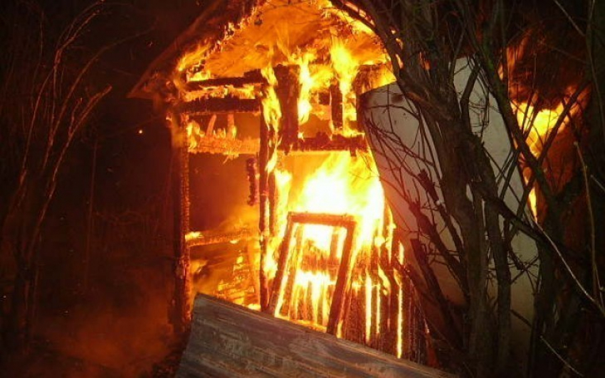 Пять человек более получаса тушили горящую дачу в Волгодонске