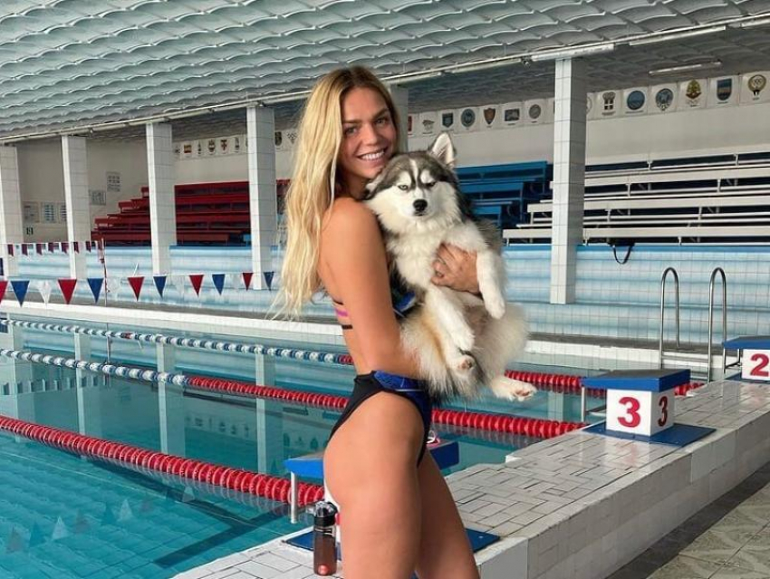 Юлия Ефимова со своей собакой побывала в волгодонском бассейне «Дельфин» 