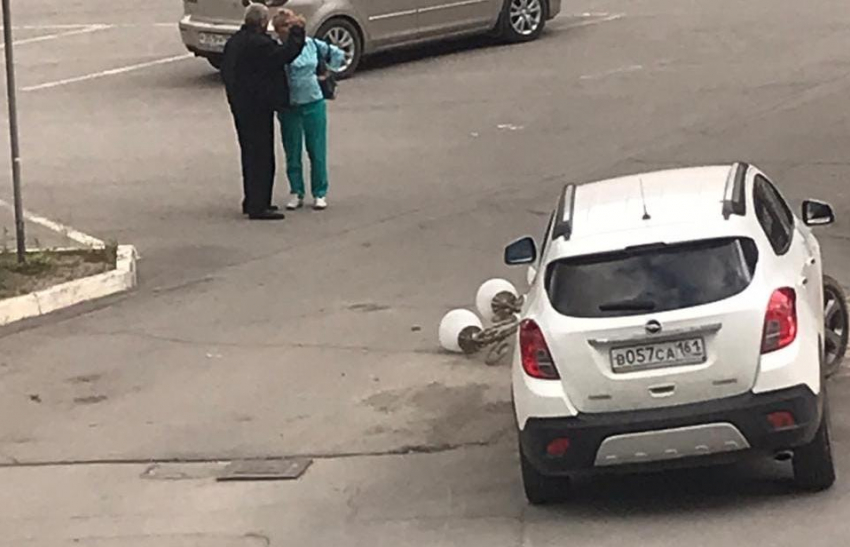 Женщина на «Опеле» сбила фонарь возле «Олимпа» в Волгодонске