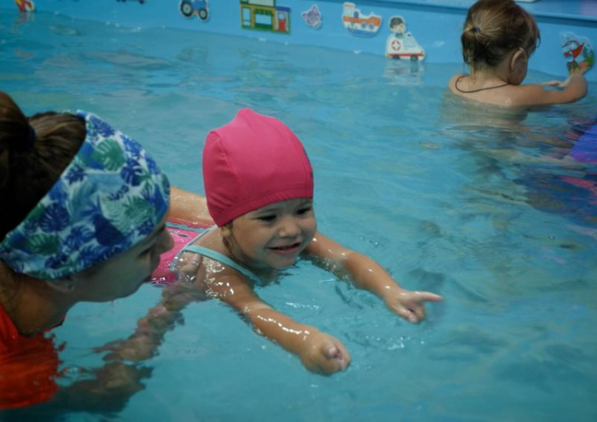 Как рыба в воде: где и как научить ребенка плавать с пеленок
