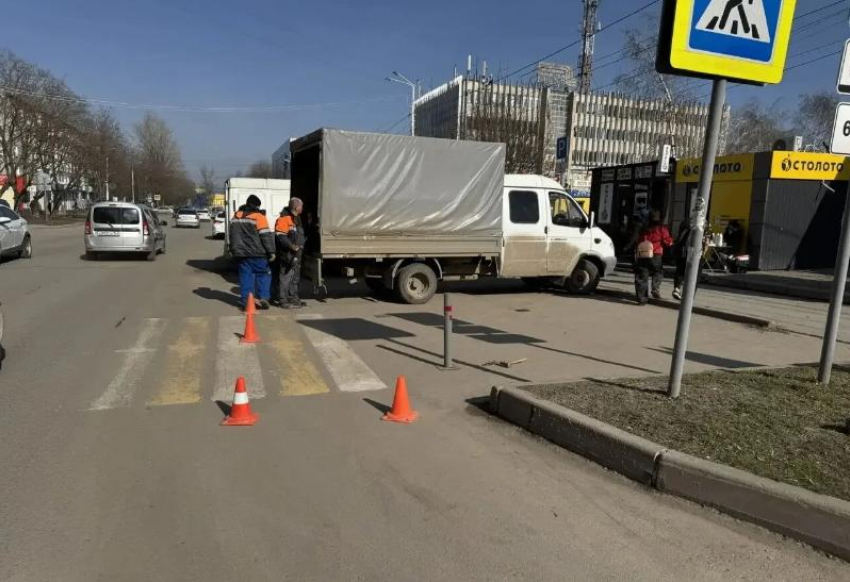 На «зебре» не припаркуешься: дорожники установили барьерные ограждения у двух пешеходных переходов города