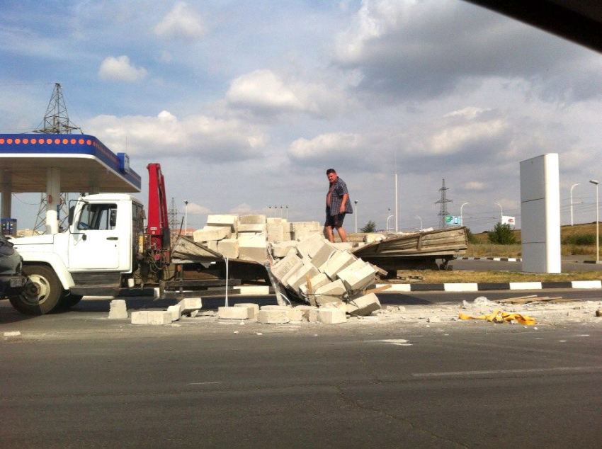 В Волгодонске на улице Прибрежной у грузовика вывалился борт со стройматериалами