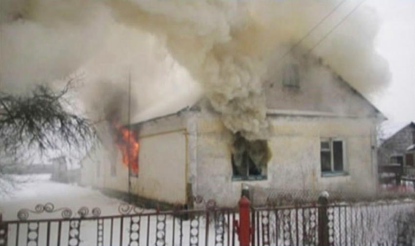 В Морозовском районе сгорел дом