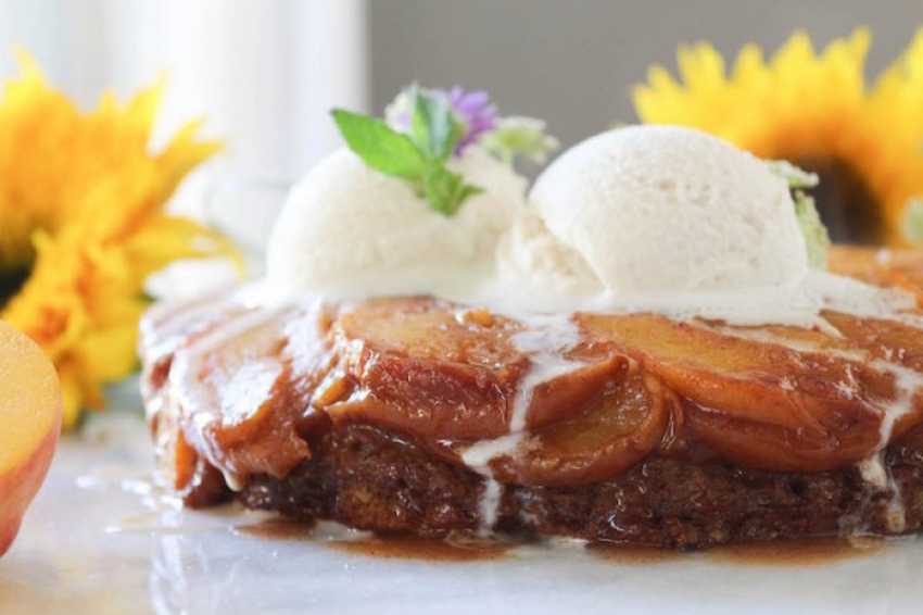 Персиковый пирог-перевертыш с корицей  