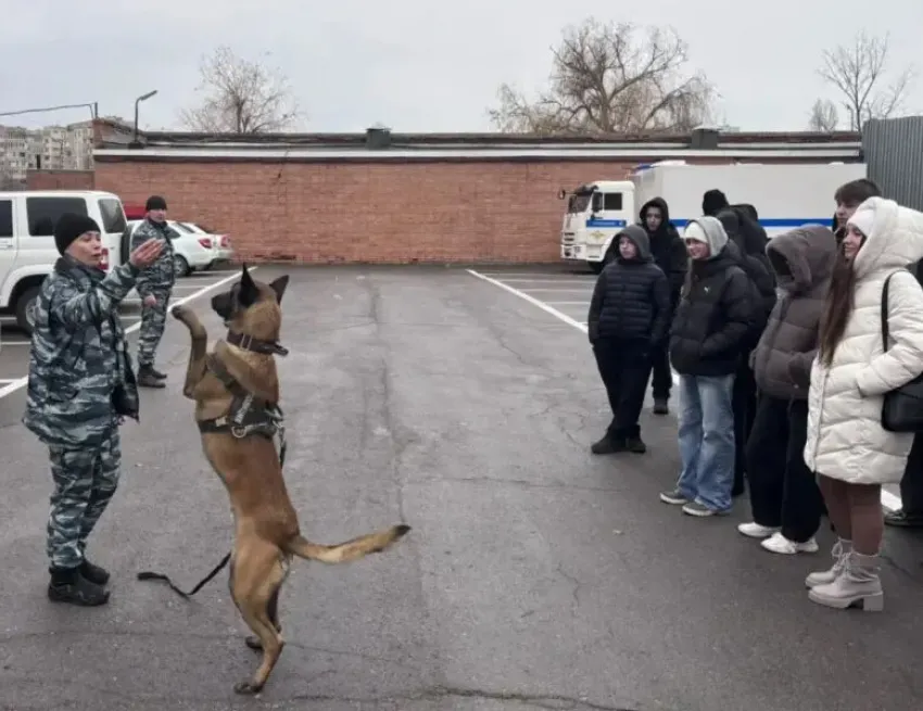 Волгодонские школьники примерили будни стражей порядка: экскурсию в полицию устроили будущим правоохранителям