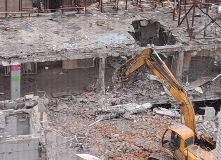 С помощью экскаватора-разрушителя крушат бывший супермаркет «Енисей» на улице 30 лет Победы