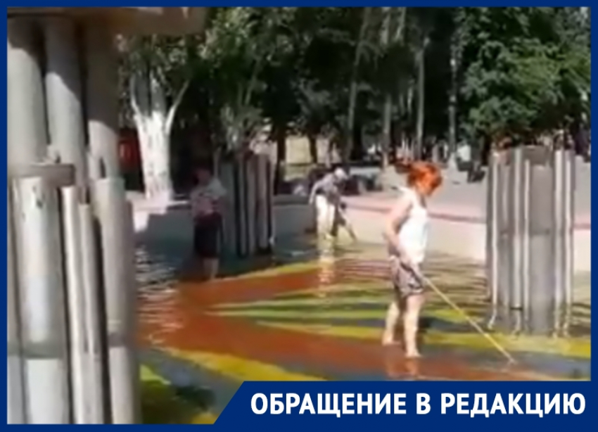 Волгодончанка поблагодарила сотрудников парка «Победы» за уборку фонтана