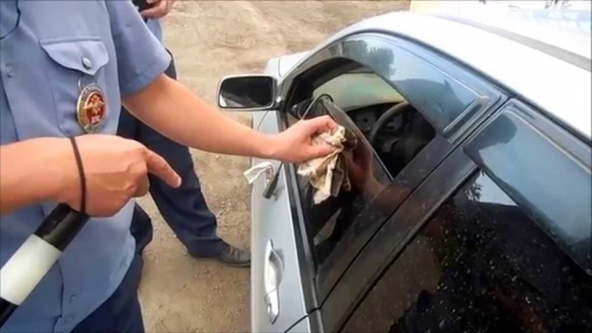 Волгодонские автоинспекторы убирают тонировку со стекол авто