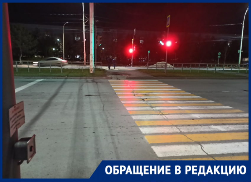 «Кнопка не работает, а машины несутся с бешеной скоростью»: волгодонцы требуют починить светофор на Жуковском шоссе 