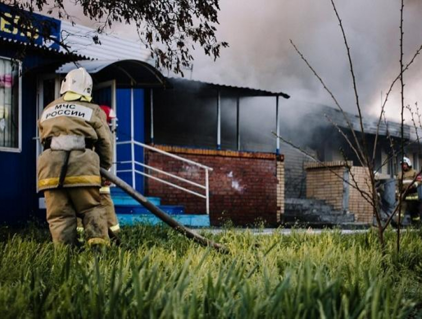 Пожар спалил магазин «Гермес» в Волгодонске дотла: фоторепортаж о том, как это было