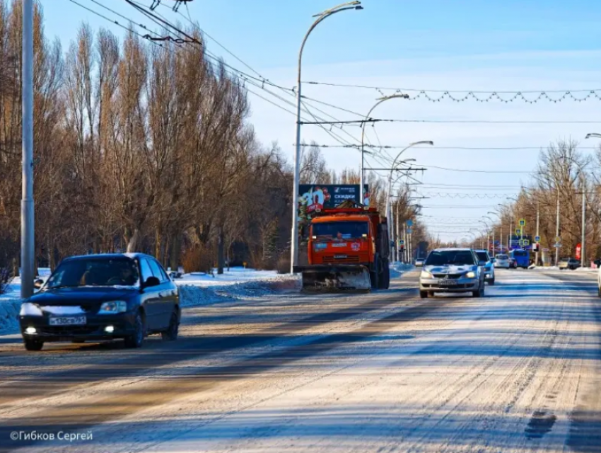 ДСиГХ призвали горожан соблюдать осторожность в связи с гололедом и сходом снега с крыш