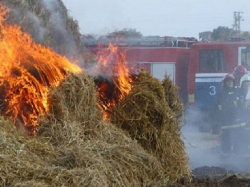 8 пожарных и 2 единицы техники тушили загоревшийся сенник в Цимлянском районе 