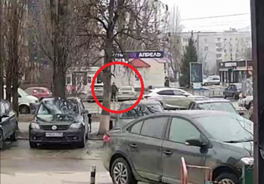 Передвигается на серой машине, никого не боится: на камеру попал протыкающий иглами колеса автомобилей на улице Энтузиастов в Волгодонске мужчина 