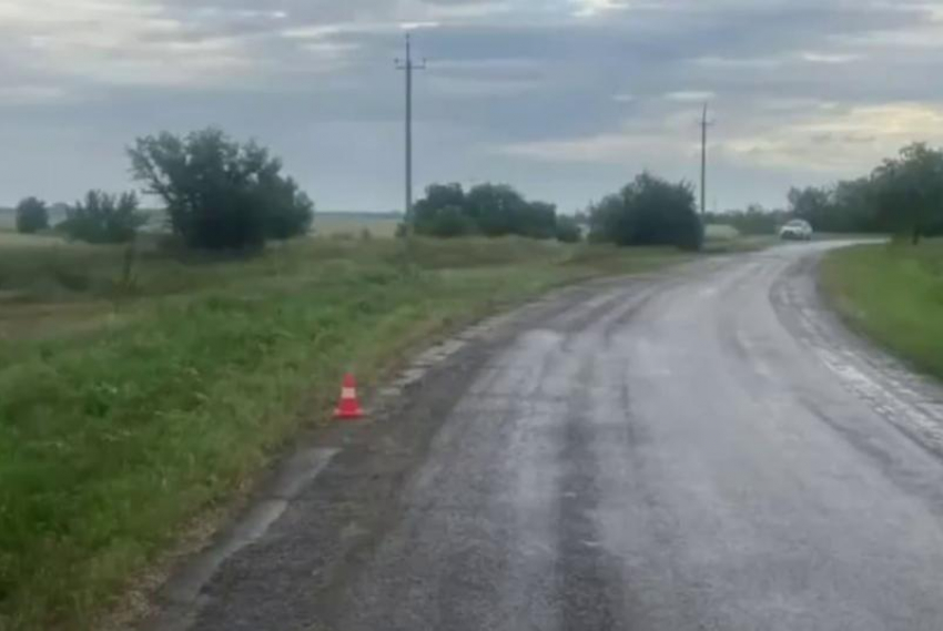 Молодой «гонщик» слетел с дороги и врезался в дерево: жуткое ДТП с тремя пострадавшими произошло под Волгодонском