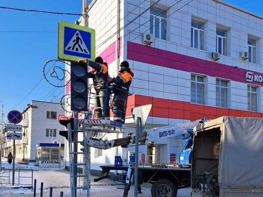 Новые светофоры с таймером появились рядом с Волгодонским молодежным драмтеатром