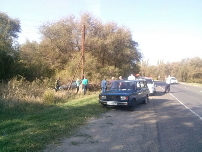 В Волгодонске, в районе ВОЭЗа, блондинка за рулем «Хундая» врезалась в столб