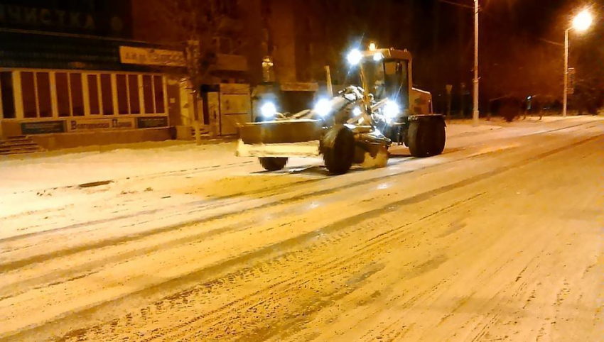 В Волгодонске коммунальные службы продолжили борьбу со снегом ночью 