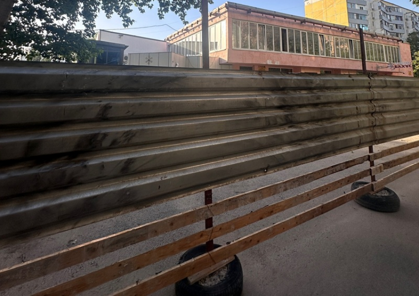 Застройщик перегородил пешеходный бульвар рядом с бывшим «Бахусом» на улице Энтузиастов