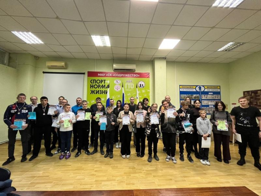 Больше 20 трудных подростков собрали соревнования по шашкам и шахматам в Волгодонске 