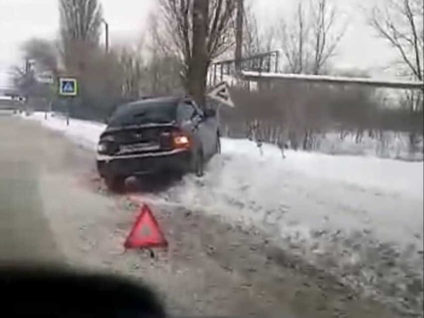«Приора» снесла дорожный знак и выехала на обочину на Портовой в Волгодонске