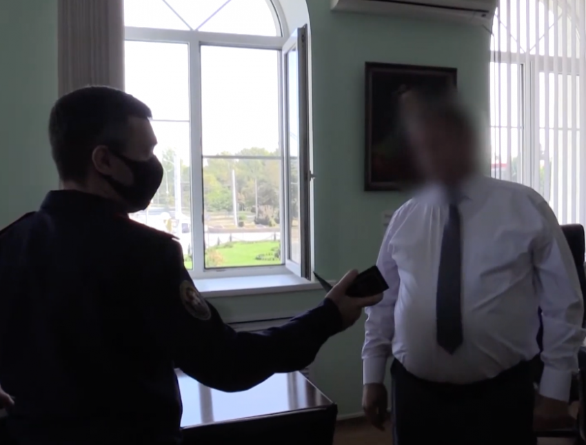 Появилось видео задержания главного коммунальщика Волгодонска Сергея Вислоушкина в его кабинете 