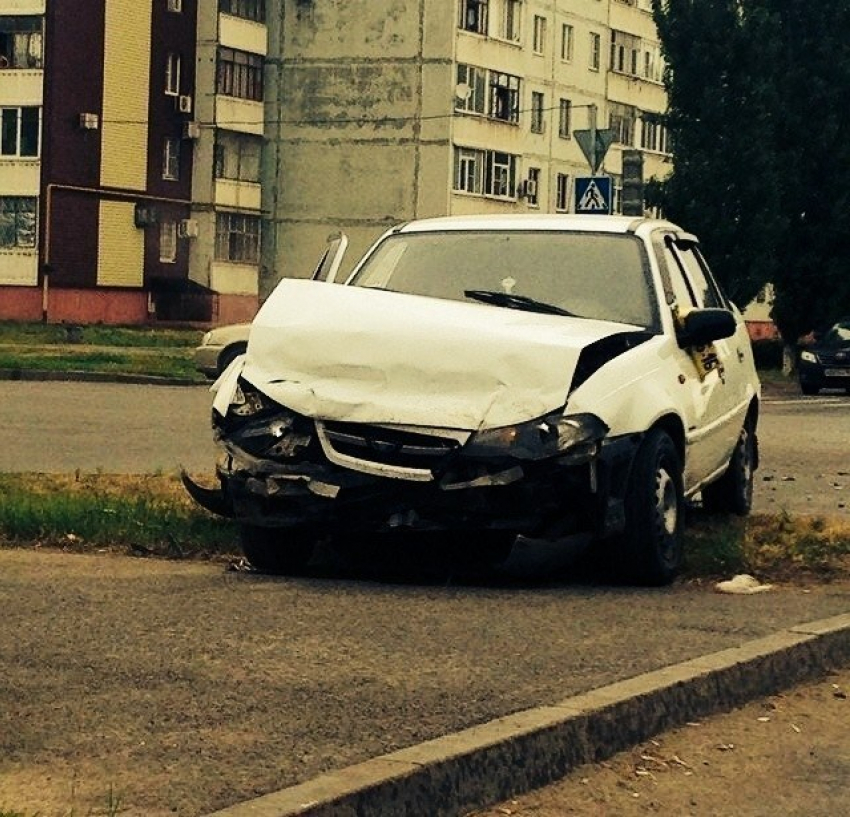В Волгодонске возле пиццерии «Камин» столкнулись «ВАЗ 2110» и такси «Daewoo Nexia» (ВИДЕО)