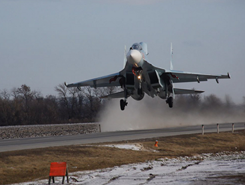 Бомбардировщик Су-30М2 и два истребителя приземлились на трассе в ста километрах от Волгодонска