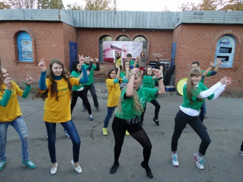 Волгодонские студенты отметили Всемирный день улыбки