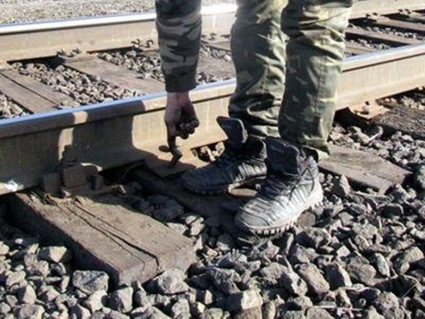 Под Волгодонском безработный попытался разобрать магистральную железную дорогу