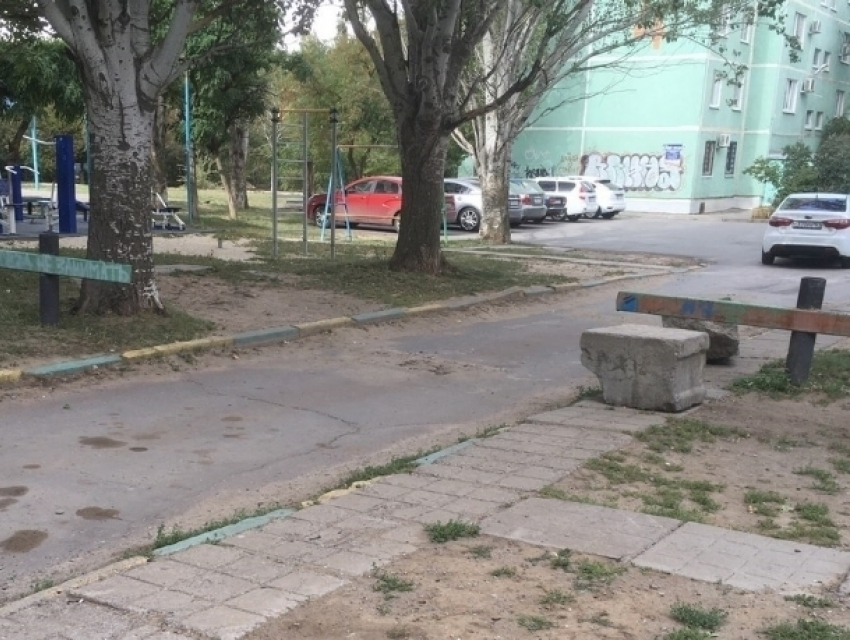 В Волгодонске группа инициативных горожан избавилась от незаконно преграждающего въезд во двор булыжника