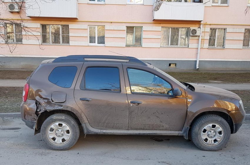 В Волгодонске водитель разбил припаркованный у обочины «Рено Дастер» и скрылся 