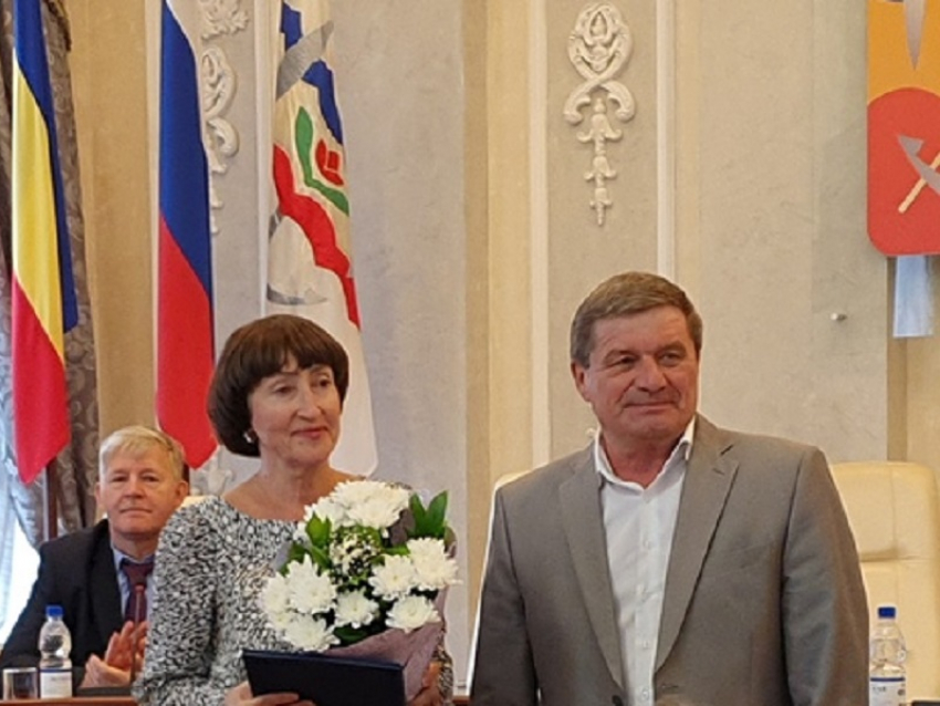 В администрации Волгодонска «по-джентльменски» поздравили известную общественницу