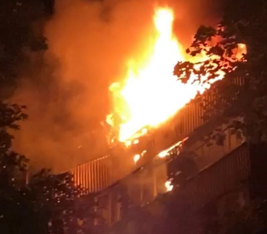 Крупный пожар в Волгодонске: загорелась квартира в доме на Энтузиастов