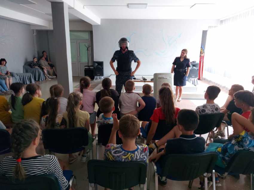 Полицейские Волгодонска рассказали школьникам о вреде наркомании