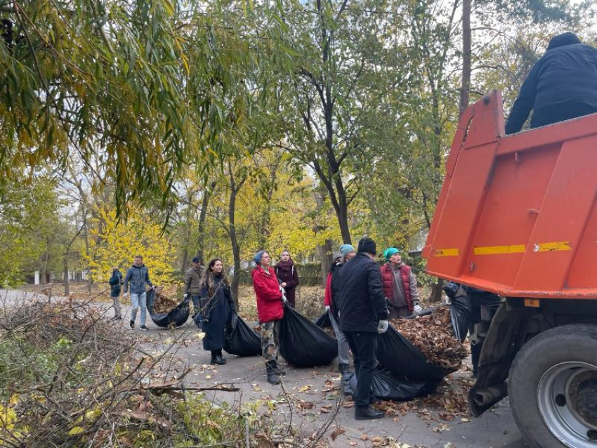 Ураганный ветер в минувшие выходные добавил работы коммунальщикам Волгодонска